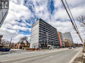 70 Spadina Rd in Toronto, ON - Building Photo