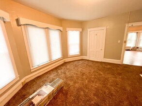 1421 Main St in Cedar Falls, IA - Foto de edificio - Building Photo