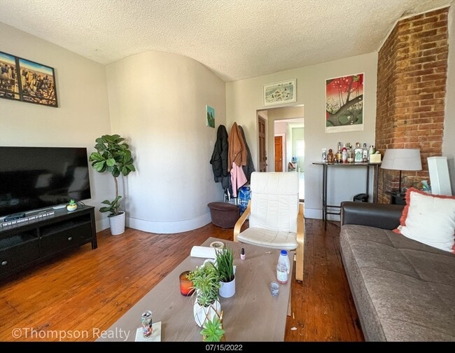 372 Medford St in Somerville, MA - Building Photo - Building Photo
