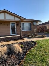 61035 11 Mile Rd, Unit 2-5 in South Lyon, MI - Foto de edificio - Building Photo