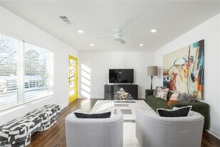 568 E Rebecca St in Fayetteville, AR - Building Photo