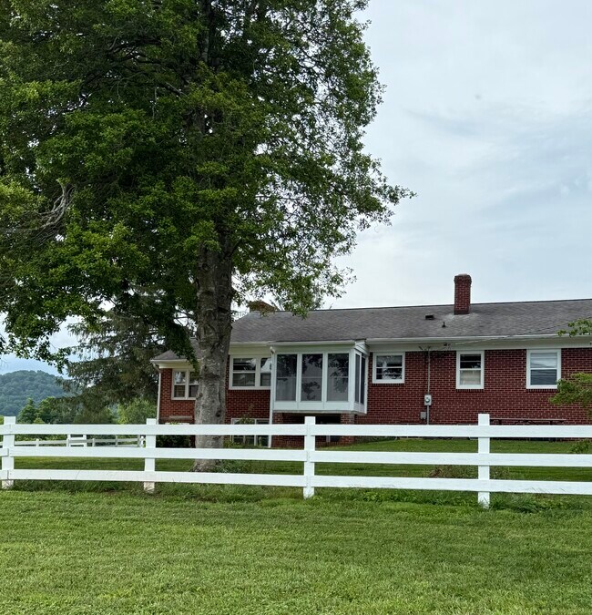 220 Blakey Ave in Stanardsville, VA - Building Photo - Building Photo