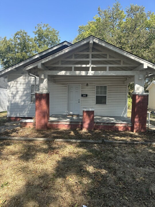 926 E 7th St in Ada, OK - Building Photo