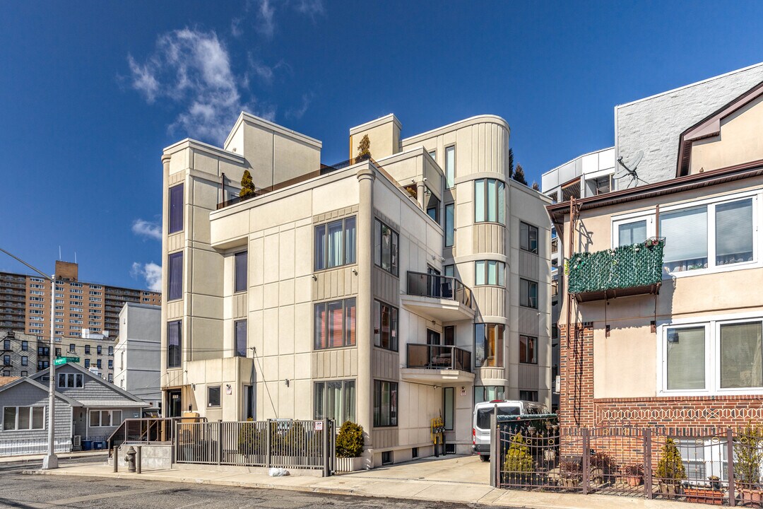 225 Brighton 2nd Ln in Brooklyn, NY - Building Photo