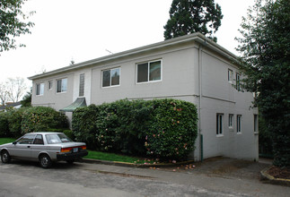 2379 SW Cedar St in Portland, OR - Building Photo - Building Photo