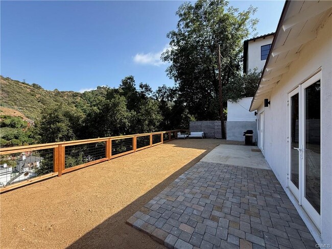 8515 Crescent Dr in Los Angeles, CA - Building Photo - Building Photo