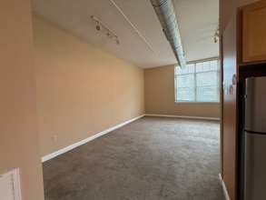 11 Fremont St, Unit 204 in Gloversville, NY - Foto de edificio - Building Photo