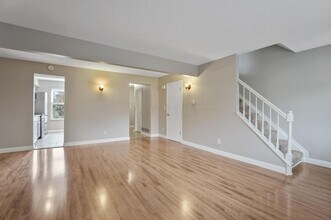 384 W Powell Rd in Powell, OH - Foto de edificio - Building Photo