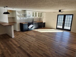 231 N John St in Pendleton, IN - Foto de edificio - Building Photo