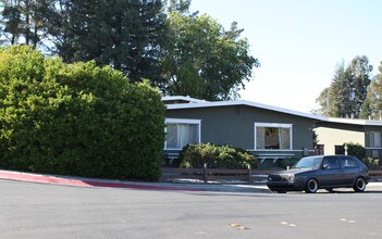 901 Village Ctr in Lafayette, CA - Foto de edificio - Building Photo