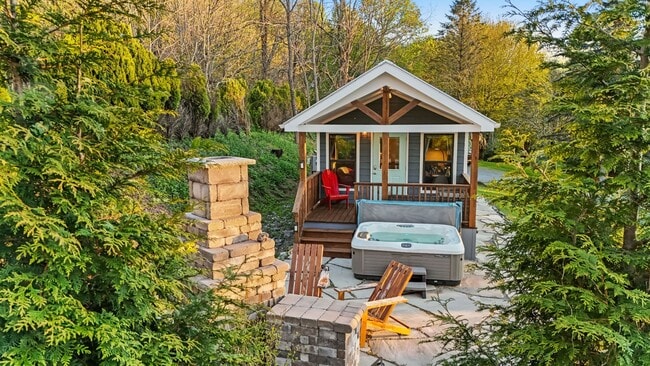 153 Cool Springs Dr in Blowing Rock, NC - Building Photo - Building Photo