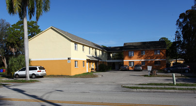 1927 Hill Ave in Ft. Myers, FL - Foto de edificio - Building Photo