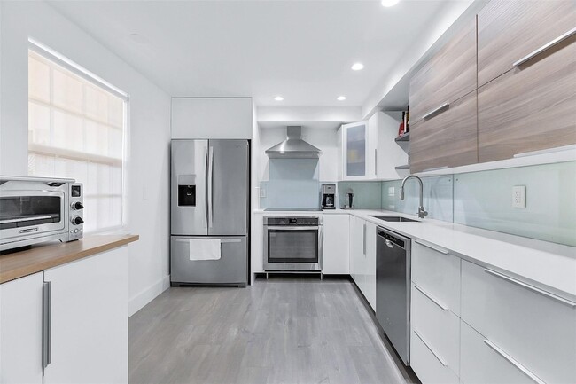 3611 Oaks Clubhouse Dr, Unit 203 in Pompano Beach, FL - Foto de edificio - Building Photo