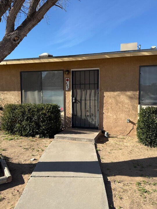 2010 Stanford St in Las Cruces, NM - Building Photo