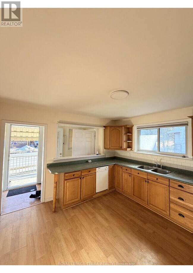 114 Adelaide Ave E in Oshawa, ON - Building Photo - Building Photo