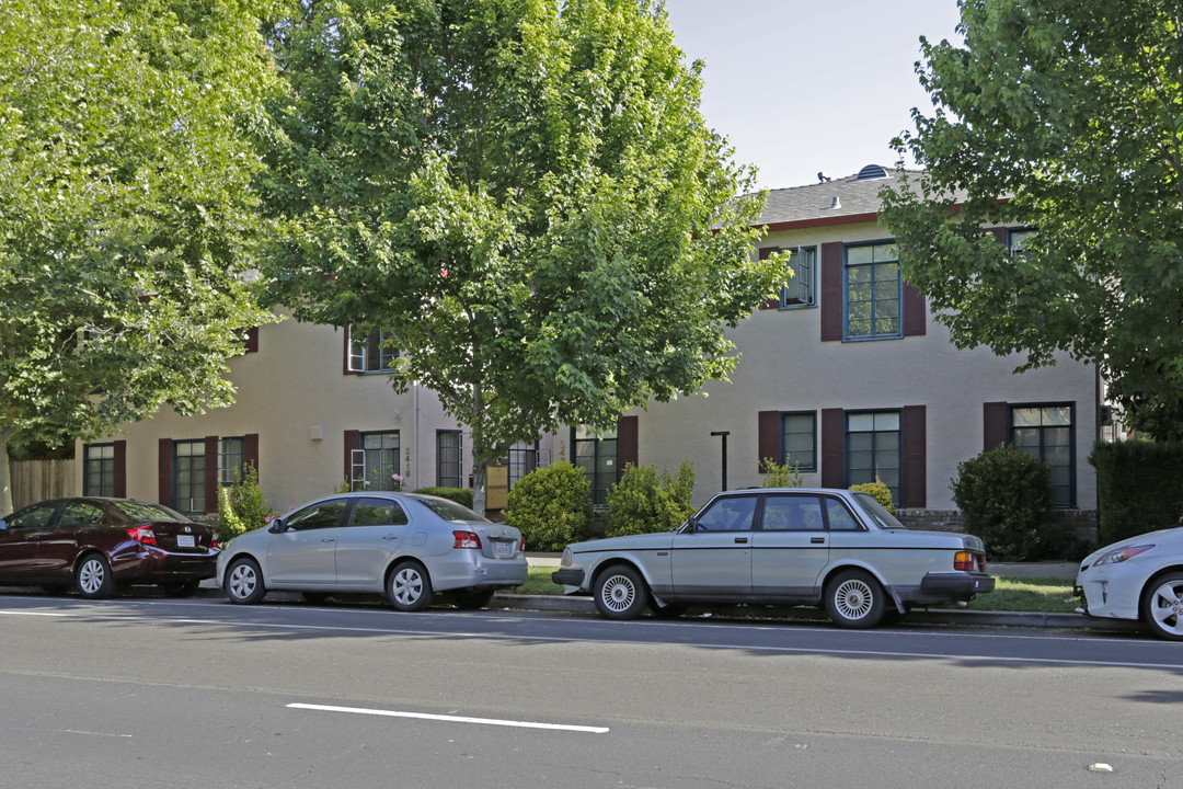 Manatee Gardens in Sacramento, CA - Building Photo