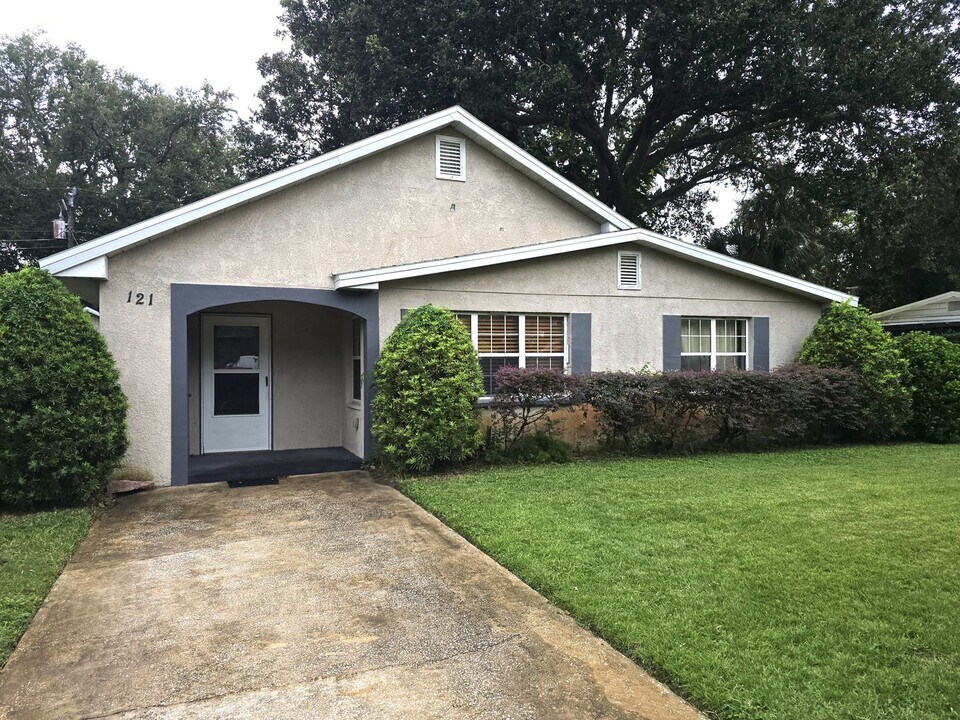 121 Palm Dr in Daytona Beach, FL - Building Photo