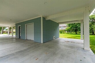 911 Ivy Rd in Kemah, TX - Building Photo - Building Photo