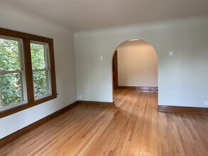 6615 W Bluemound Rd, Unit Apt3 in Milwaukee, WI - Foto de edificio - Building Photo