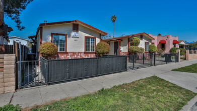 4875 Axtell St in Los Angeles, CA - Building Photo - Building Photo