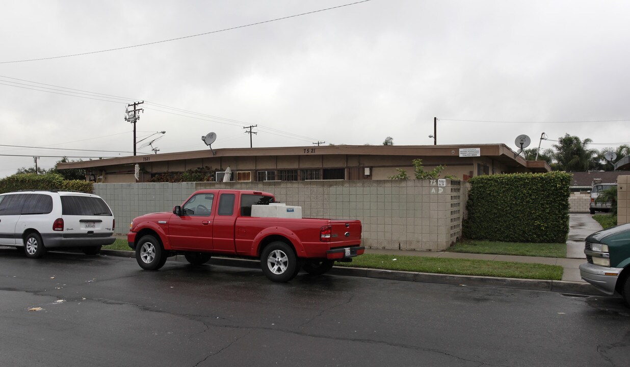 7521 Fillmore Dr in Buena Park, CA - Foto de edificio