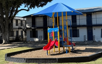 Lucia Apartments in Dallas, TX - Building Photo