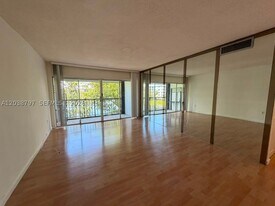318 W Park Dr in Miami, FL - Building Photo