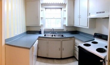 114 Howard Dr, Unit Apartment #1 in Charlottesville, VA - Foto de edificio - Building Photo