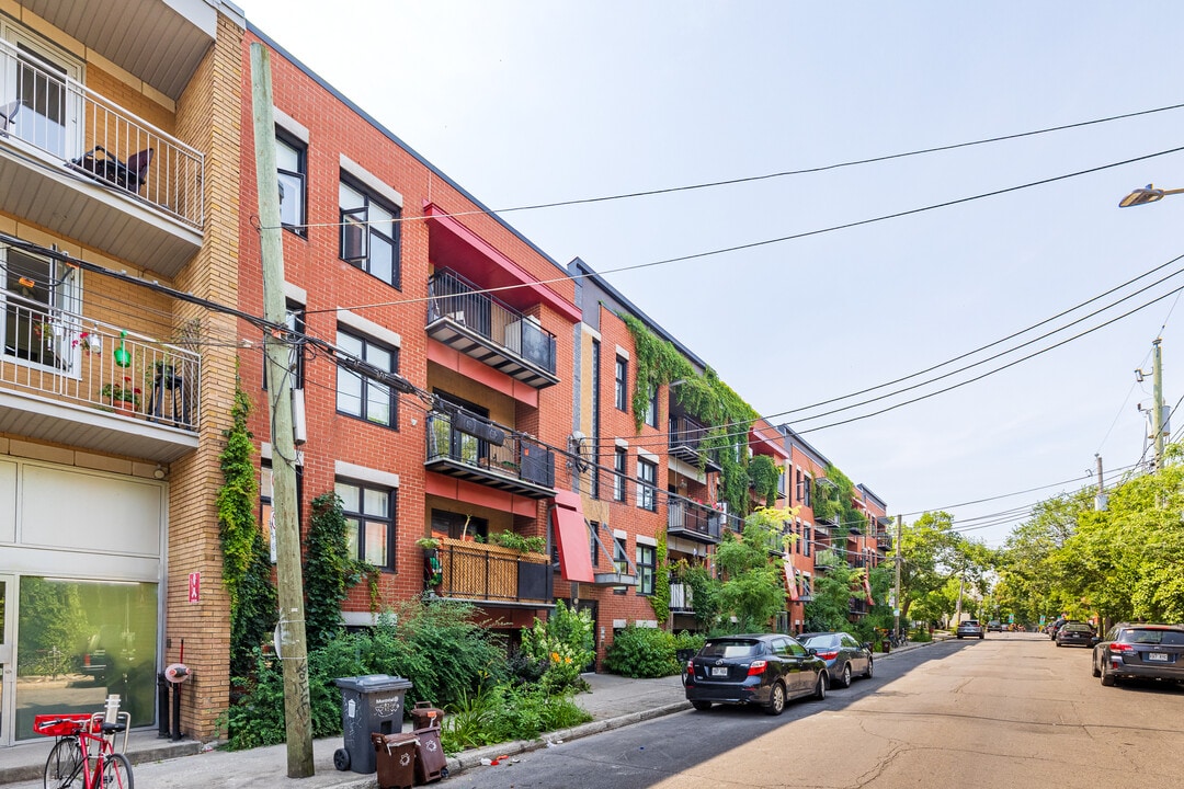 4274 De Bullion Rue in Montréal, QC - Building Photo