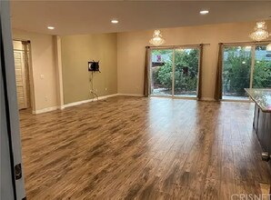 6657 Enfield Ave in Reseda, CA - Foto de edificio - Building Photo