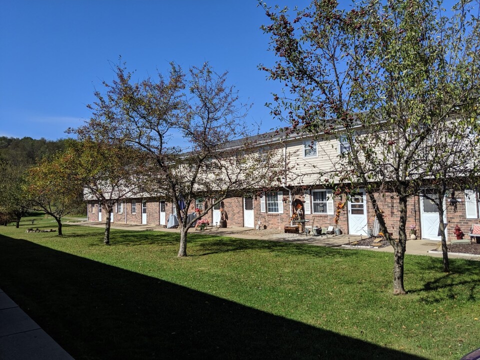 Parkridge Apartments in Apollo, PA - Building Photo