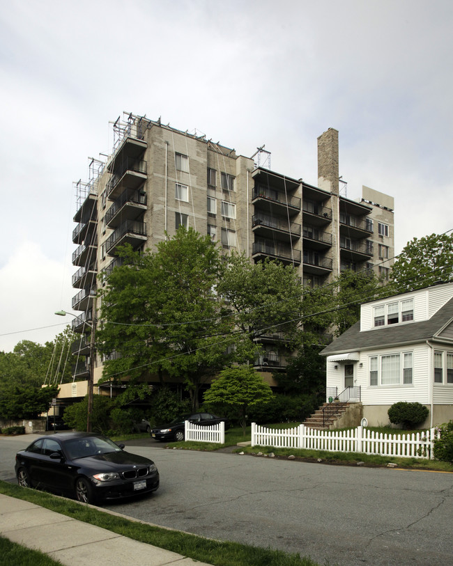 Imperial House Apartments in Fort Lee, NJ - Building Photo - Building Photo