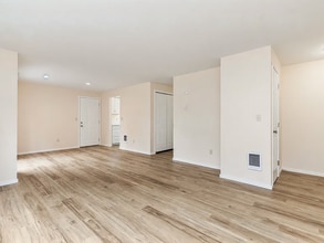 1921 Chestnut St, Unit B in Everett, WA - Foto de edificio - Building Photo