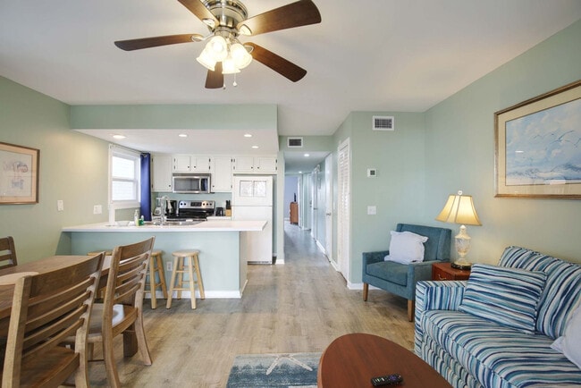 608 Carolina Beach Ave S in Carolina Beach, NC - Building Photo - Building Photo