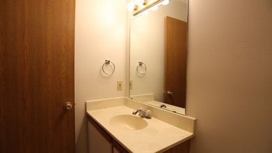 Muirwood Village Apartments in Zanesville, OH - Building Photo - Interior Photo