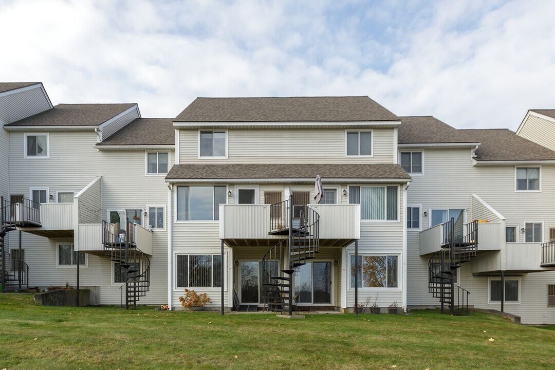 100 Merrimack Ave in Dracut, MA - Building Photo