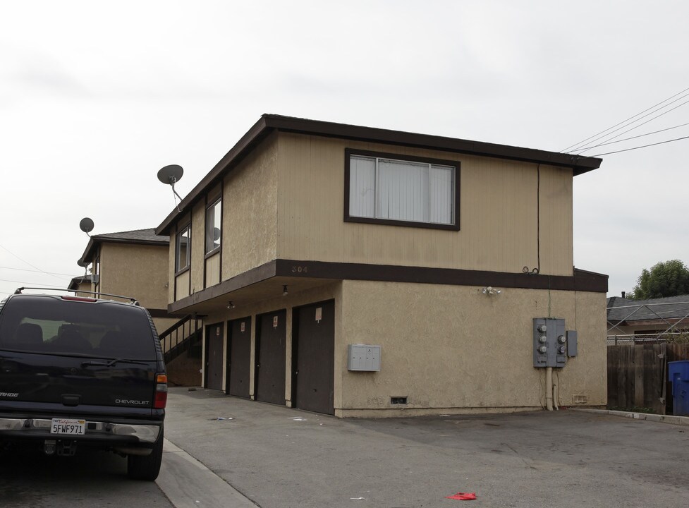 304 W Mountain View Ave in La Habra, CA - Building Photo