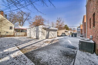 420 E 222nd St in Euclid, OH - Foto de edificio - Building Photo