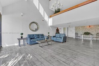 230 Lakeview Dr in Weston, FL - Building Photo - Building Photo