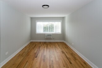 727 Elm Pl, Unit 201 in Highland Park, IL - Building Photo - Building Photo