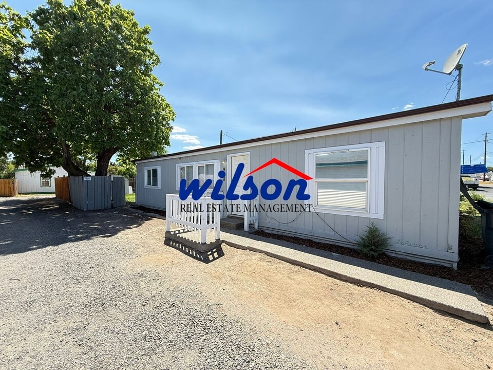 908 W Washington Ave in Union Gap, WA - Building Photo