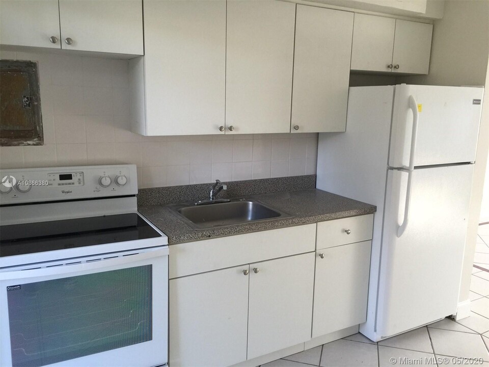 12125 NE 11th Ct-Unit -2 in North Miami, FL - Building Photo