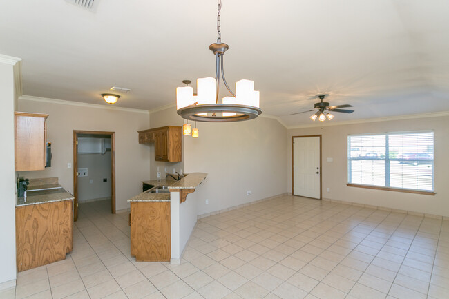 16160 Rolling Meadows Dr in Lindale, TX - Foto de edificio - Building Photo