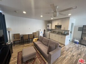 22602 Hatteras St, Unit B in Woodland Hills, CA - Building Photo