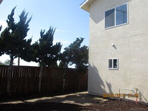 5448 Mary Ln Dr in San Diego, CA - Foto de edificio - Building Photo