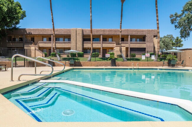 Avalon Hills in Phoenix, AZ - Building Photo - Building Photo