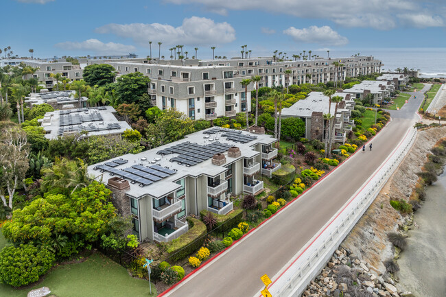 999 N Pacific St in Oceanside, CA - Foto de edificio - Building Photo