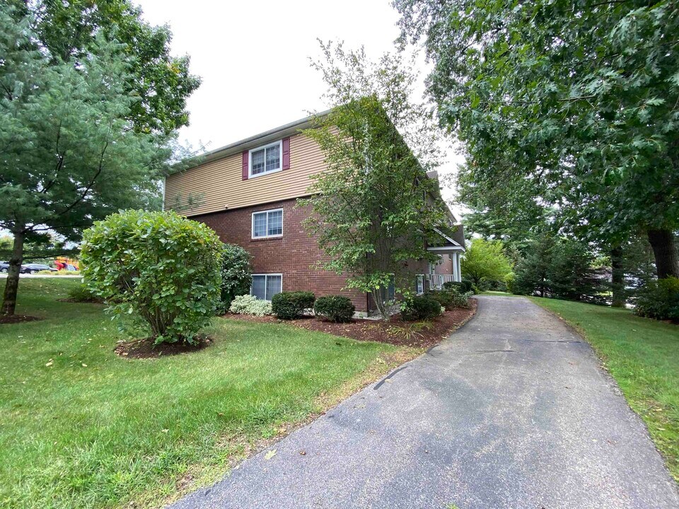 3961 Brown Ave in Manchester, NH - Building Photo