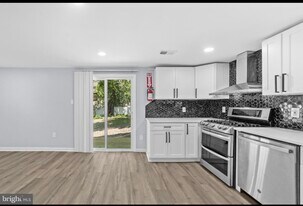 27 E Phoenix Ave in Lawnside, NJ - Building Photo