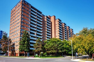 1230 Whiteoaks Blvd in Oakville, ON - Building Photo - Building Photo
